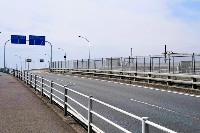 江戸川区と浦安市をつなぐ浦安橋。東西方向の交通流を一手に担う