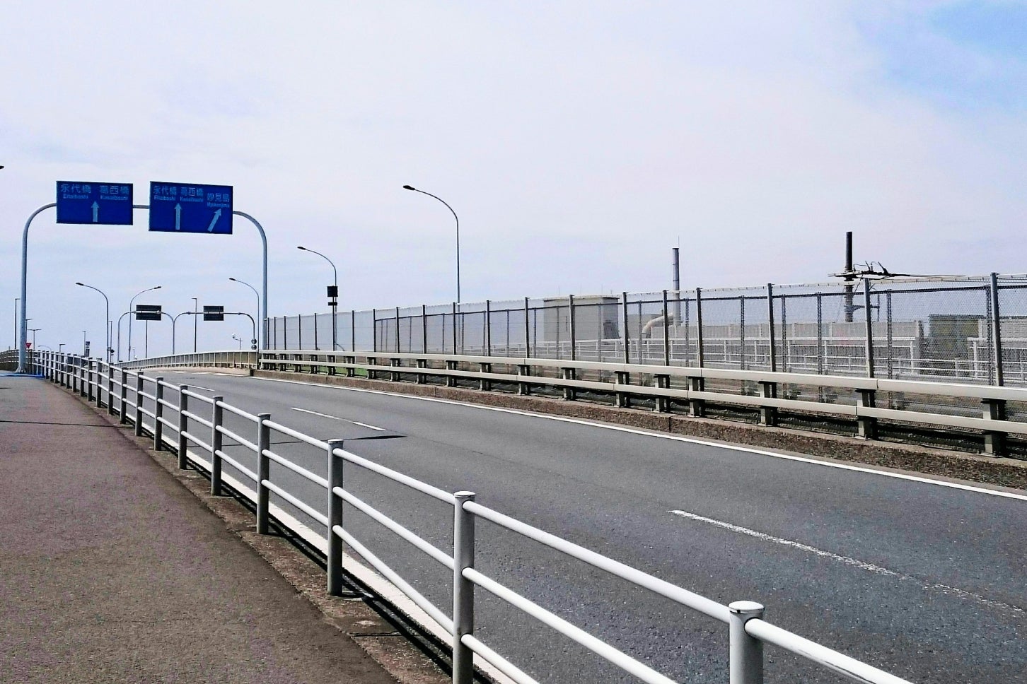 江戸川区と浦安市をつなぐ浦安橋。東西方向の交通流を一手に担う
