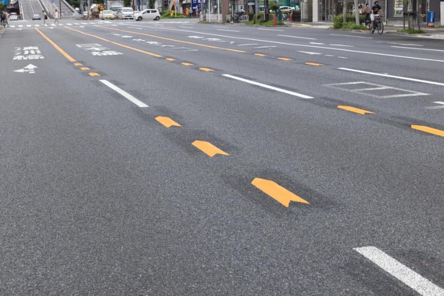 入谷交差点に設置された進路変更禁止の注意喚起表示
