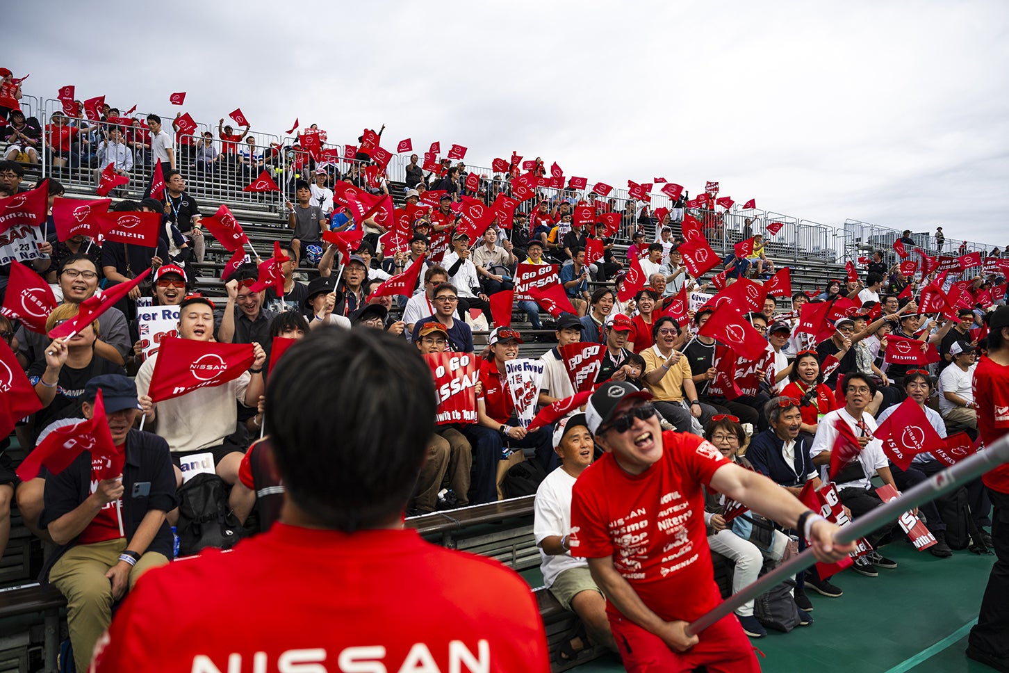 盛り上がる日産フォーミュラEチームの応援スタンド！