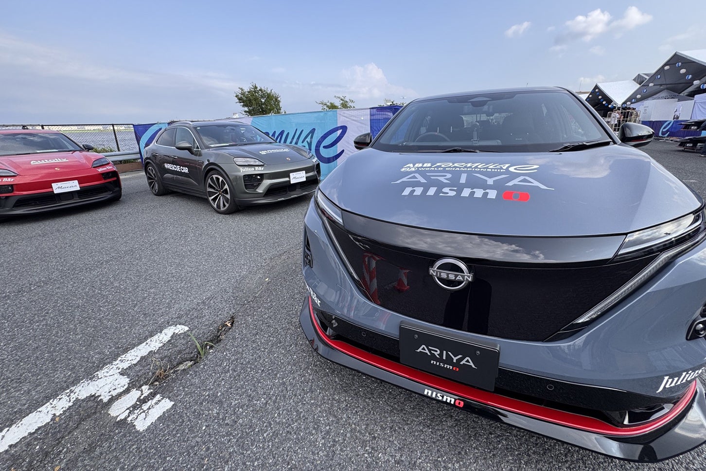 フォーミュラEのレースを支えるクルマたち。