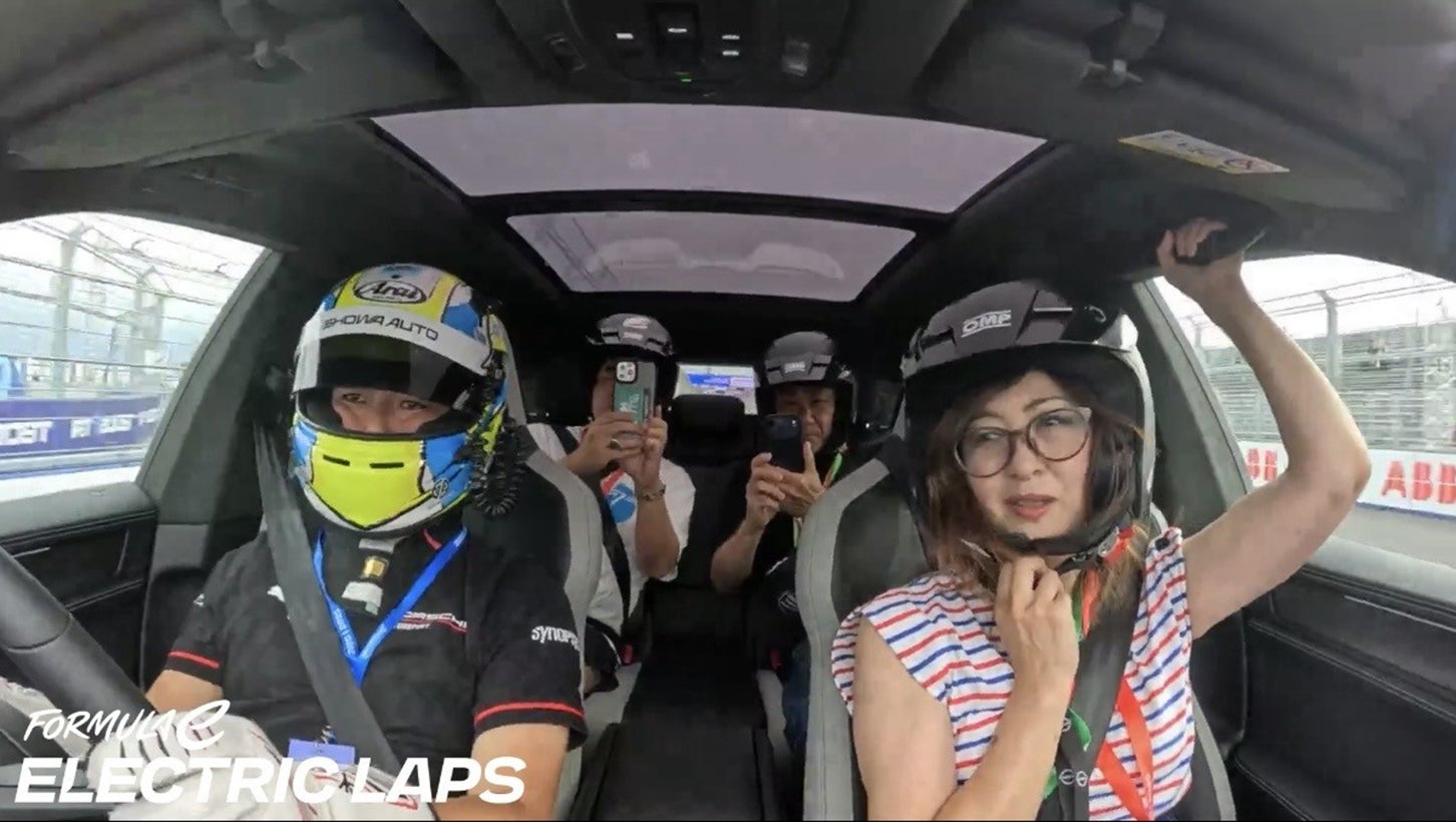 プロのレーシングドライバーが運転するポルシェ新型カイエンターボエレクトリックに同乗して、コースを体験走行する「エレクトリックラップ」にも参加。