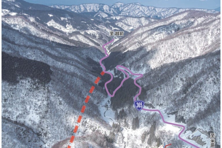 滋賀県と福井県にまたがる国道365号「栃ノ木峠」。旧来の厳しい山岳区間が大きく変化しつつある