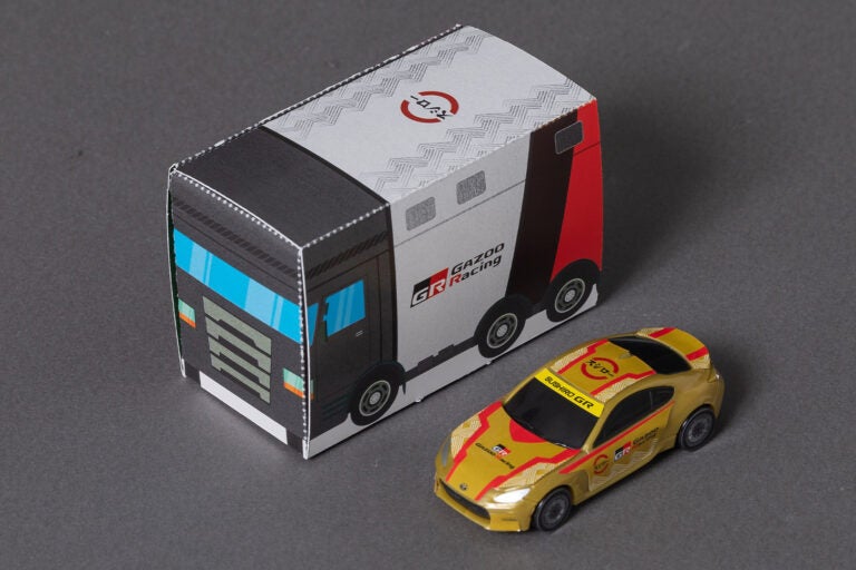 「GAZOO Racingコラボ限定BOX」は、ミニカーの収納だけでなく、箱を展開することでレースコースとして遊べるほか、勾配付きの坂を利用した的当てゲームも楽しめる。