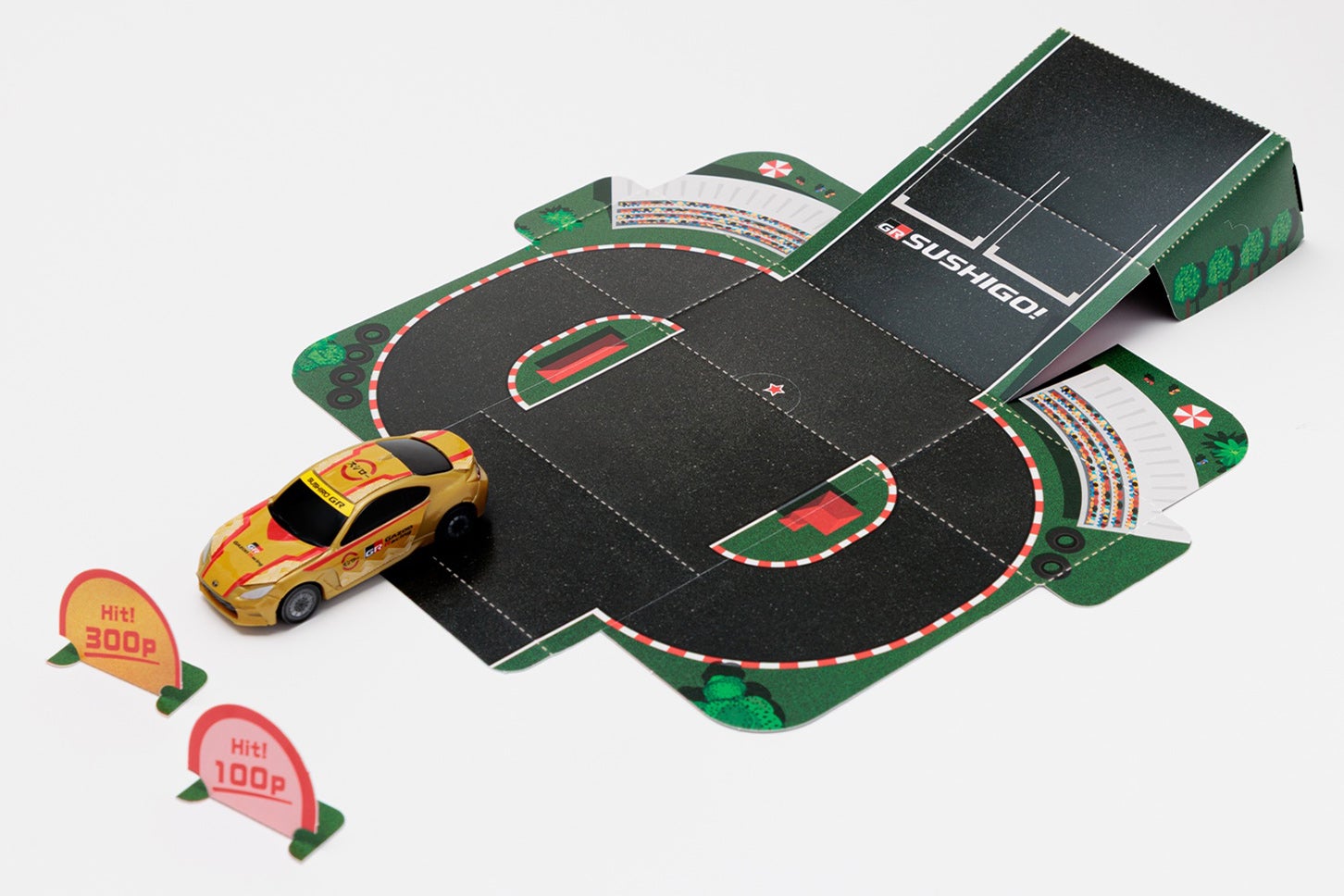 「GAZOO Racingコラボ限定BOX」は、ミニカーの収納だけでなく、箱を展開することでレースコースとして遊べるほか、勾配付きの坂を利用した的当てゲームも楽しめる。