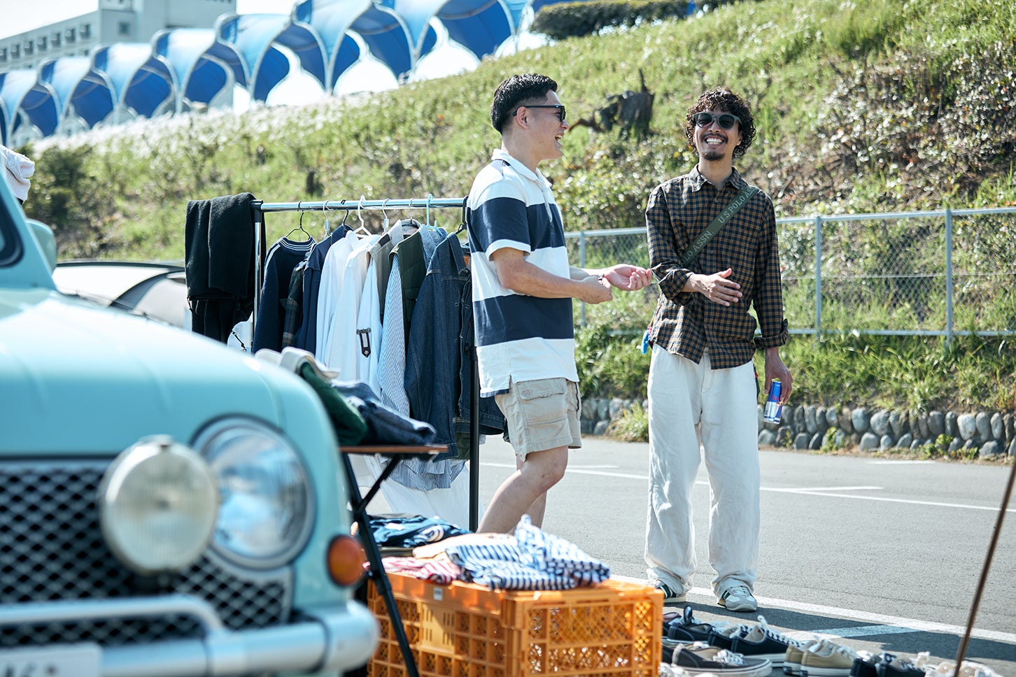 日産パオを使って古着屋を出店していたオーナーとのクルマ談議は、とても楽しいひとときとなった。