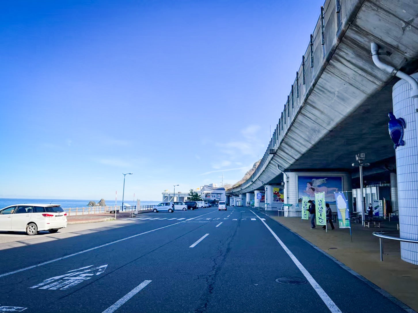 道の駅「親不知ピアパーク」の施設外観。高速道路の巨大な高架橋「親不知海岸高架橋」が施設の上を通る、全国的にも珍しい構造となっています。