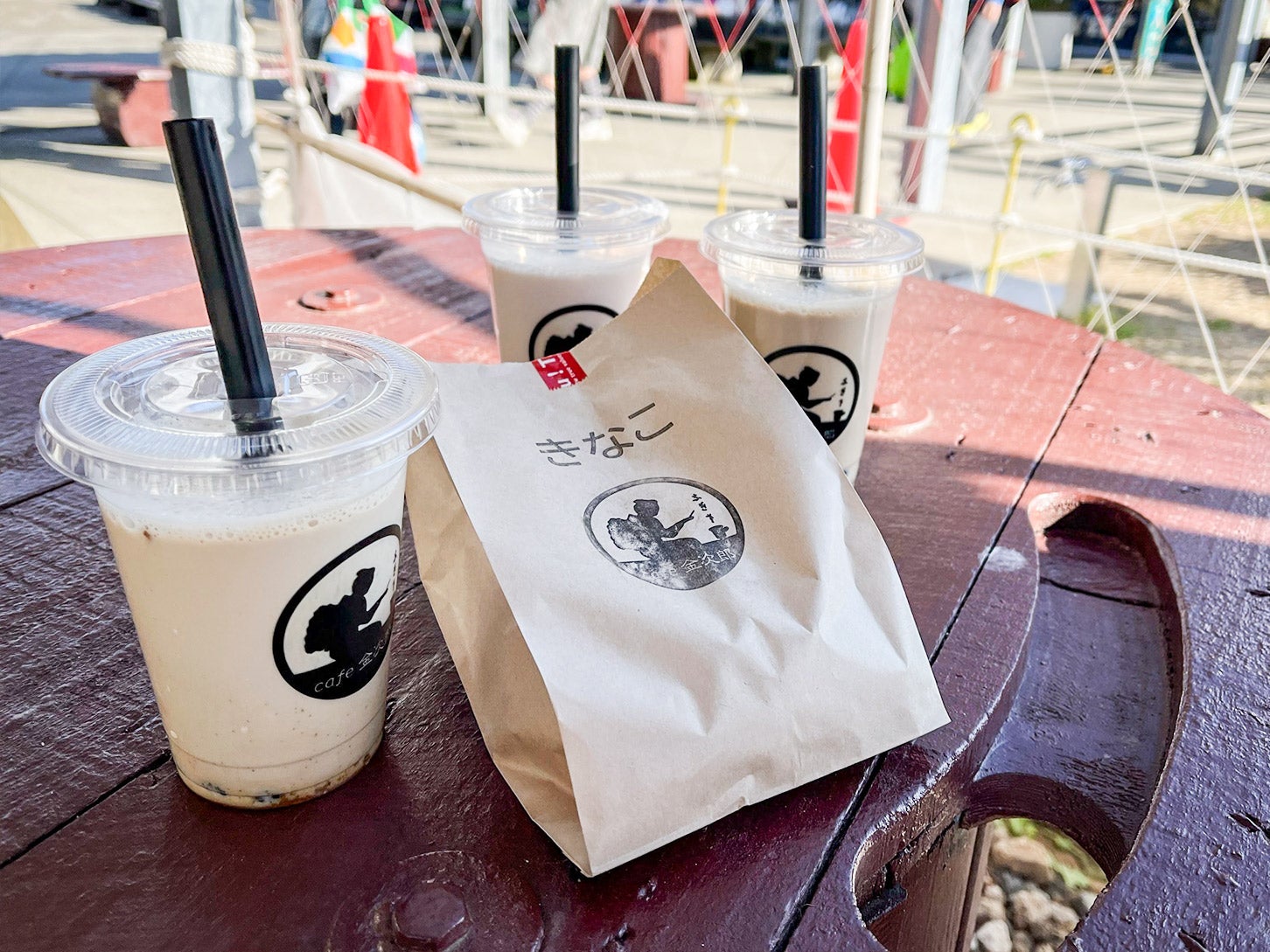 道の駅 保田小学校｜なつかしの給食スタイルを楽しめる「あげぱんとミルメークセット」。ミルメークは、コーヒー、いちご、バナナなど、6種類のフレーバーから選べます。