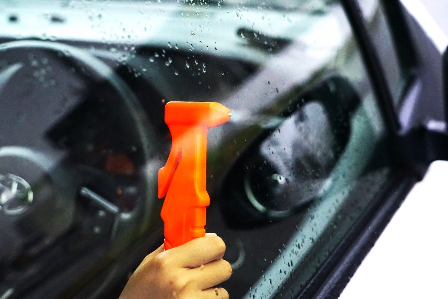 浸水によって車内に閉じ込められたときのために、脱出用ハンマーを用意しておきたい。