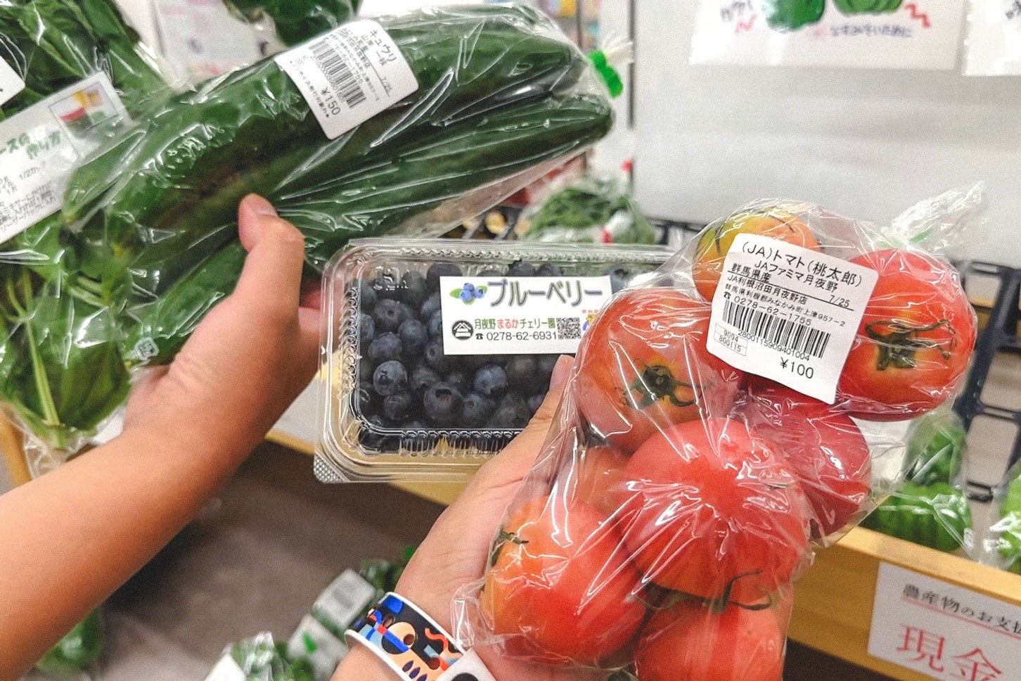 セブン-イレブンで農家直送の野菜が販売されていて気になったので、帰路にも立ち寄ってトマトやブルーベリーを購入。ちょっとしたお土産で旅行気分も味わえた。