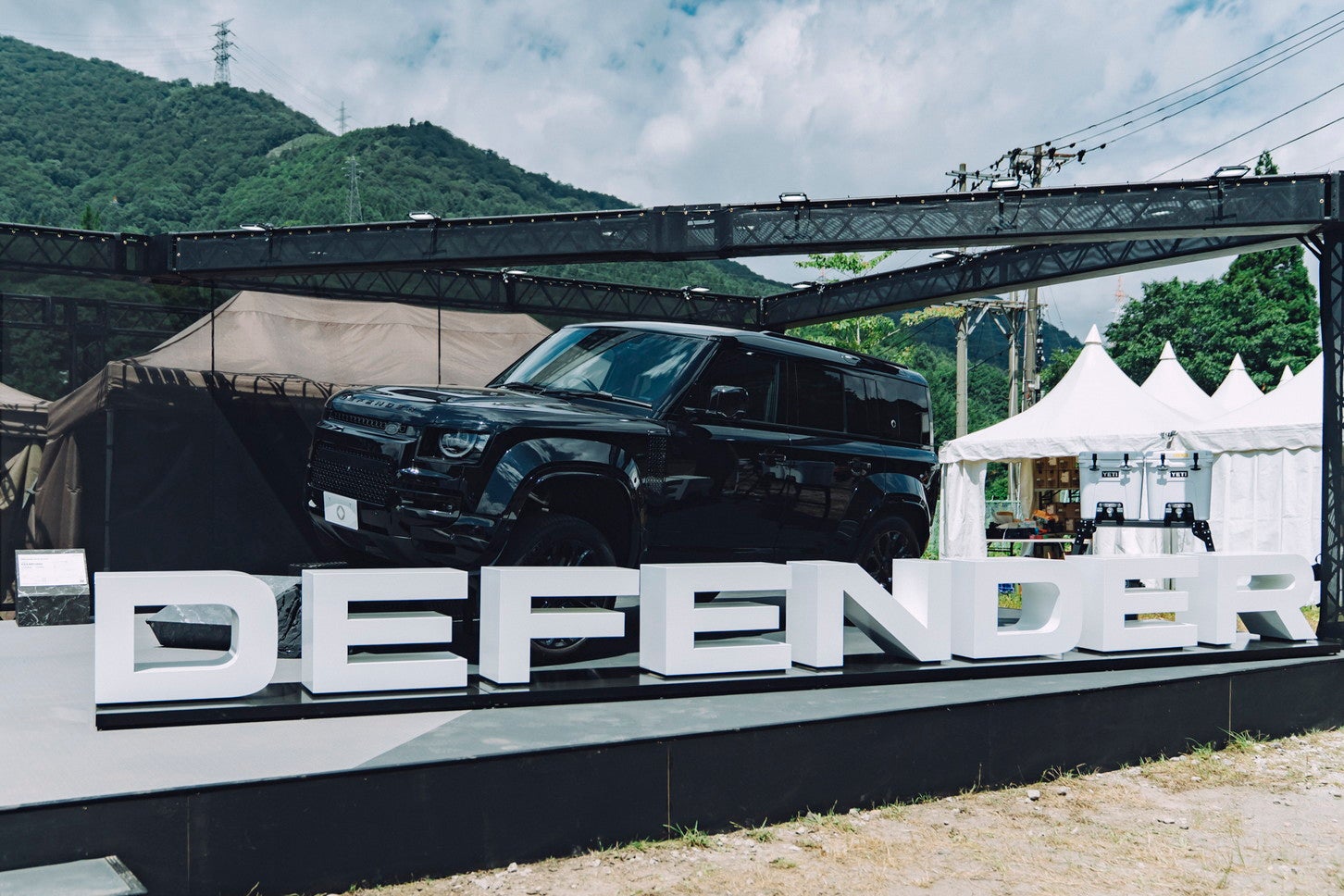 アウトドアシーンがよく似合う「DEFENDERブース」も賑わっていた。