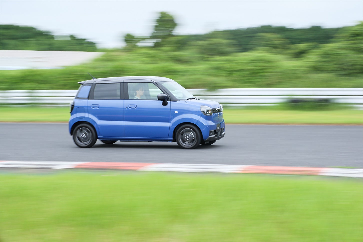EVらしいパワフルな走りの演出はあえて控えたたというスズキ。従来の軽自動車オーナーでも違和感なく運転できることを目指し開発された