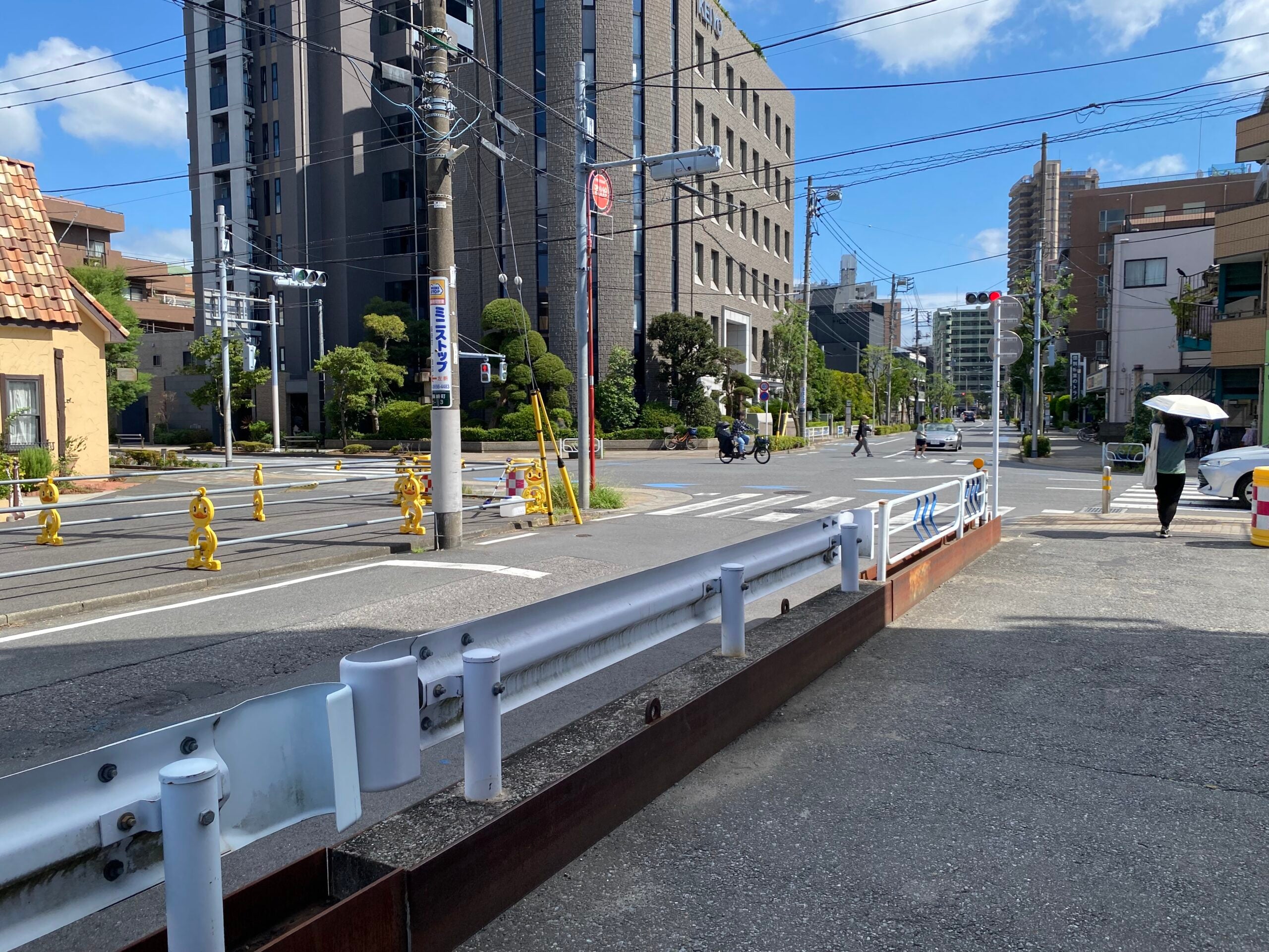 篠崎地区内の篠崎駅通り。拡幅用地が確保されている