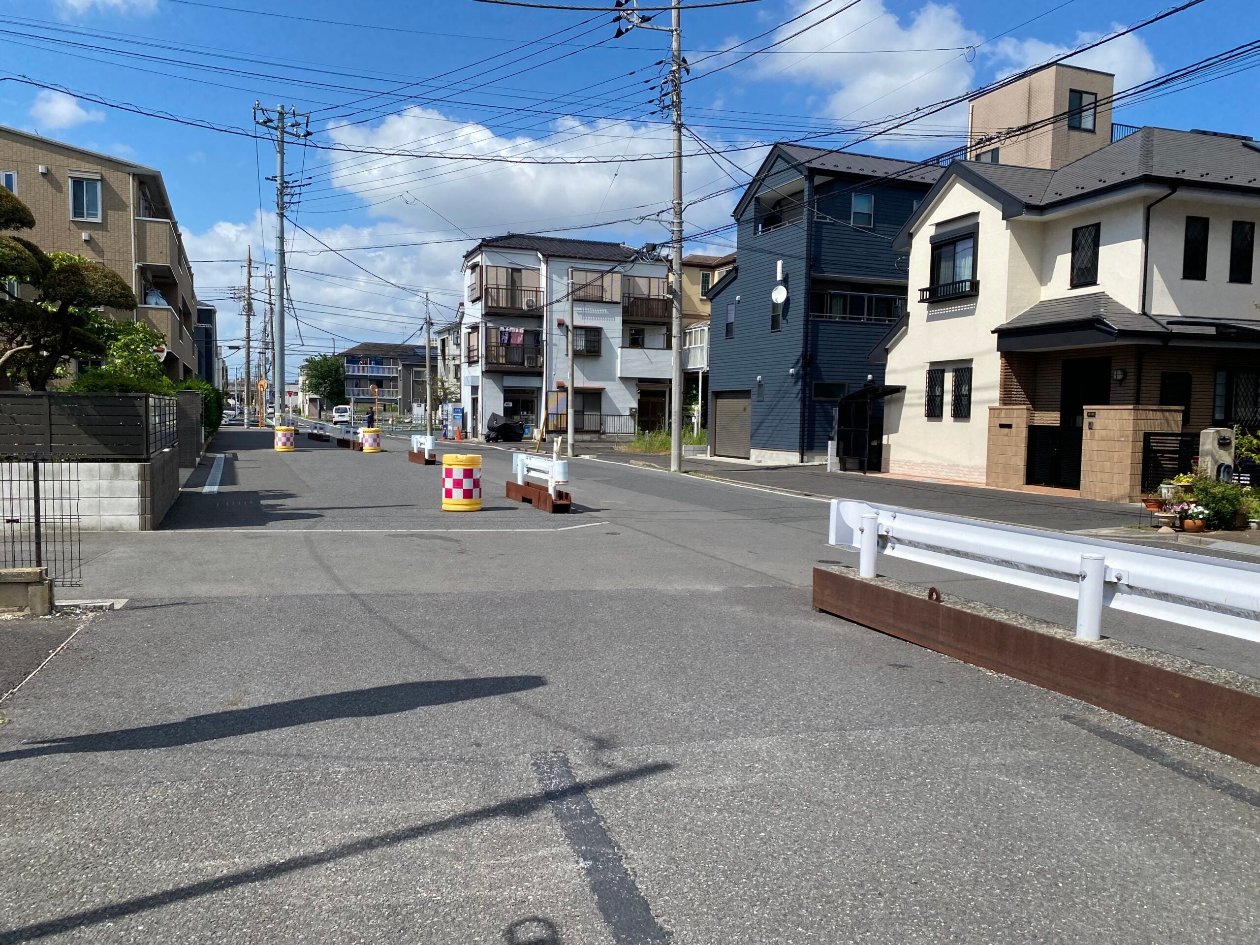 篠崎地区内の篠崎駅通り。拡幅用地が確保されている