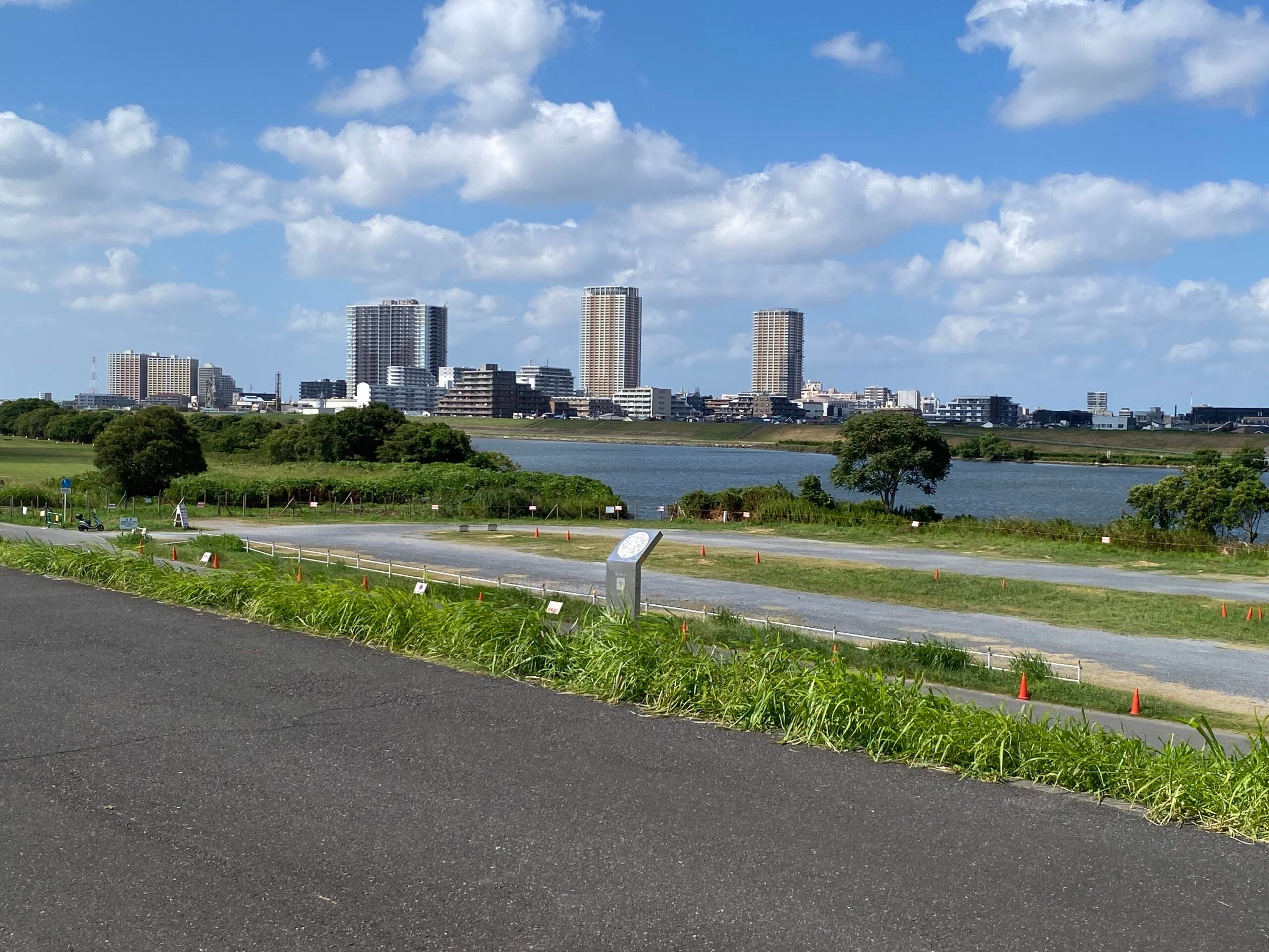 篠崎の架橋予定地点付近。対岸に市川市街が見える