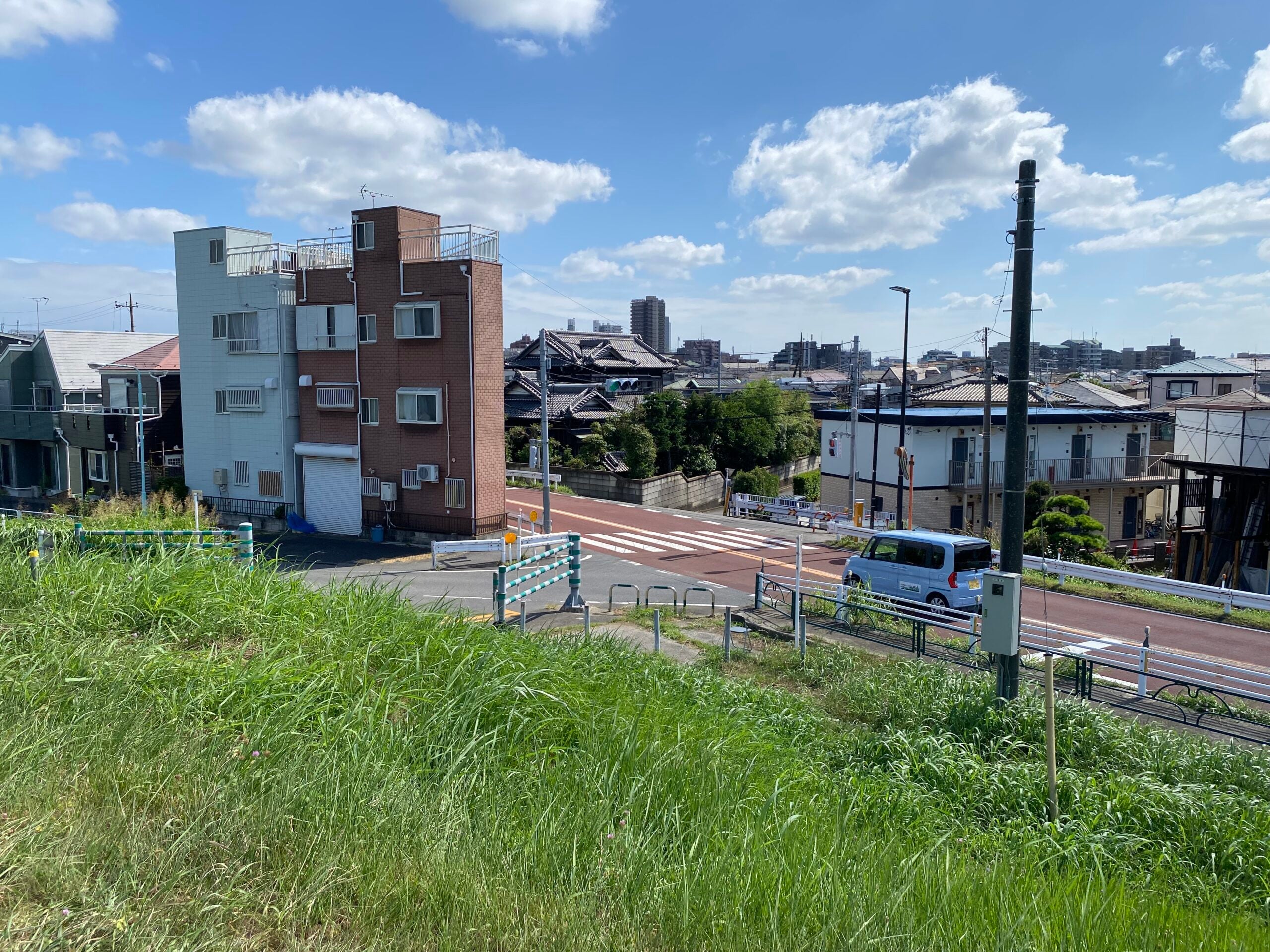 篠崎の架橋予定地点付近。交差点周辺に不自然なスペースがあるのが都市計画区域