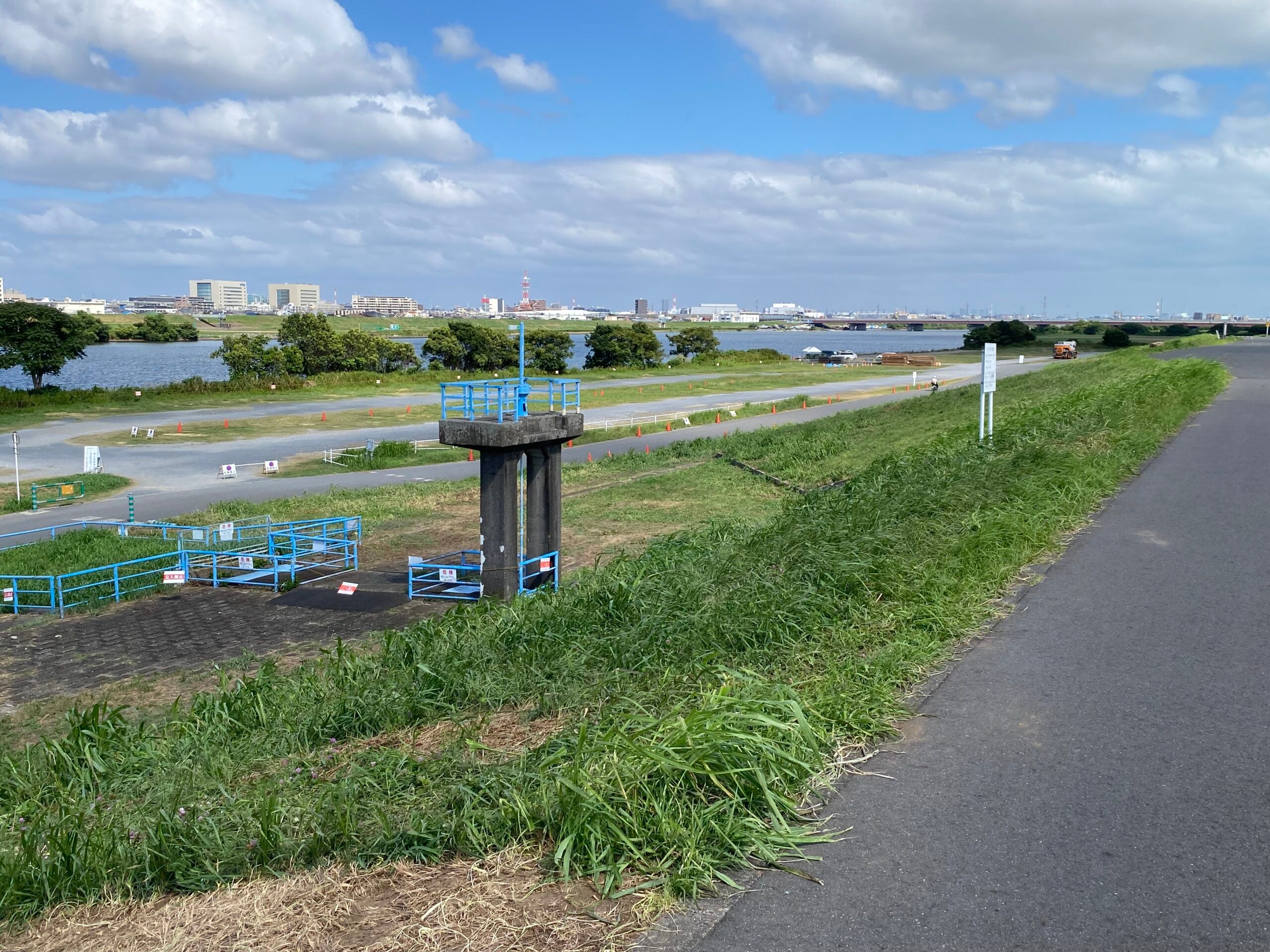 篠崎の架橋予定地点付近。対岸に市川市街が見える