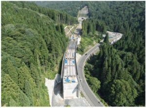 東市布地区、向中ノ瀬橋の上部工事の様子