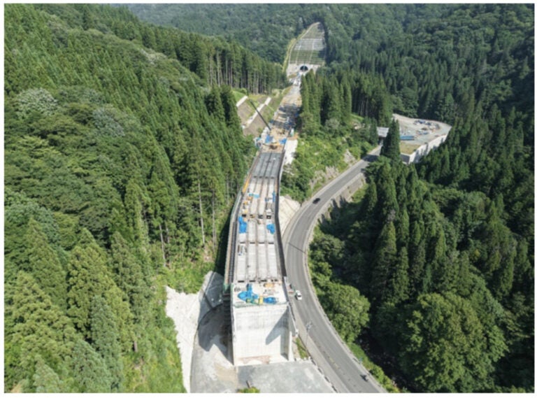 東市布地区、向中ノ瀬橋の上部工事の様子