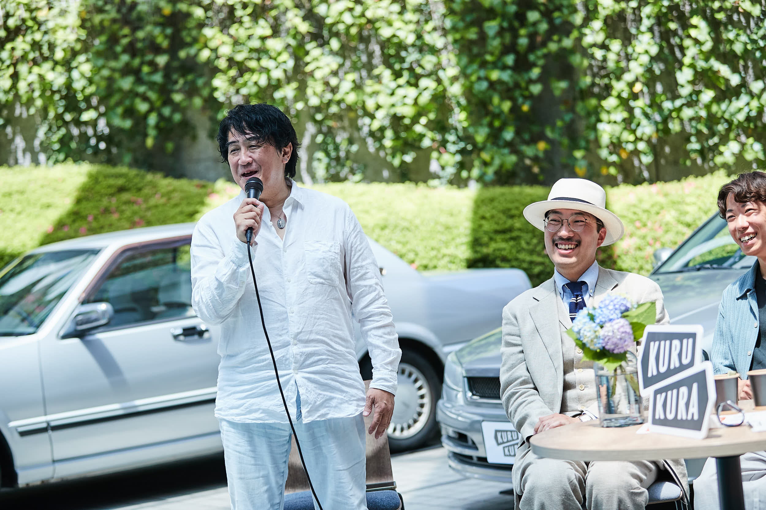 2026年5月19日に開催されたファンイベント「CARS and COFFEE #3. NISSAN」の様子。ベテラン自動車ライターの嶋田智之さんが登場し、会場を笑いに包みました。写真＝TAKUMA SEKIGUCHI