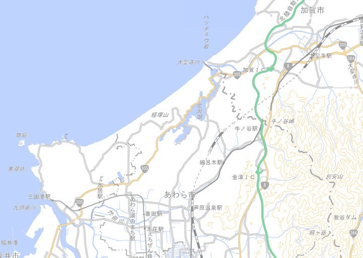 旧三国町～加賀市をつなぐ国道305号。観光地を複数抱えるが、狭くクネクネしている。