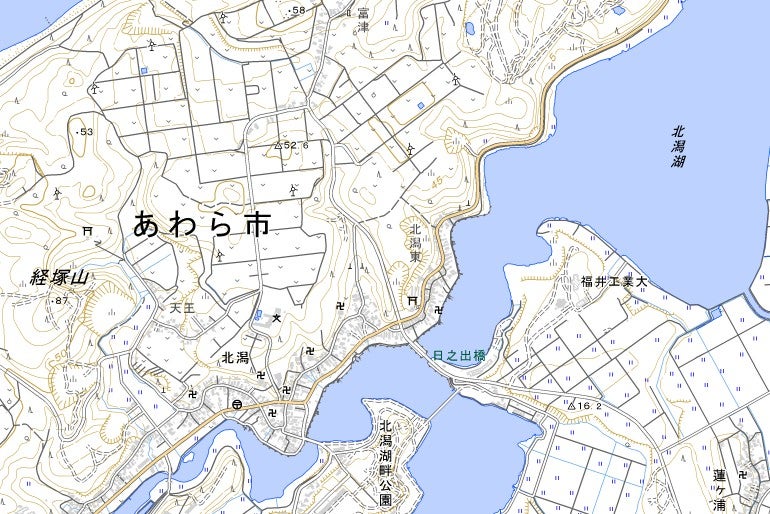 旧三国町～加賀市をつなぐ国道305号。観光地を複数抱えるが、狭くクネクネしている。