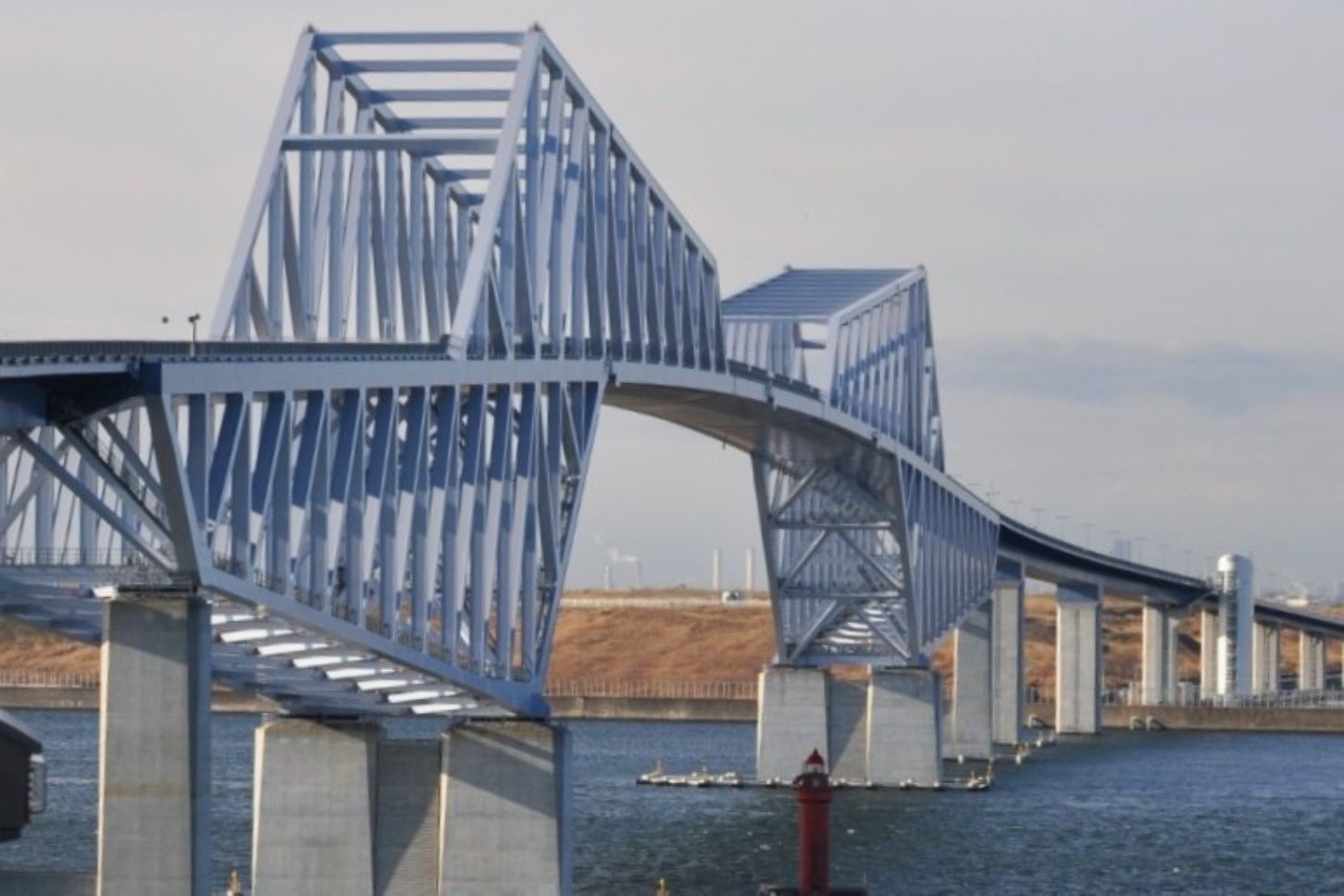 東京都大田区と江東区を直結する東京港臨海道路。「東京ゲートブリッジ」がハイライトだ。道路は新木場で終わっている