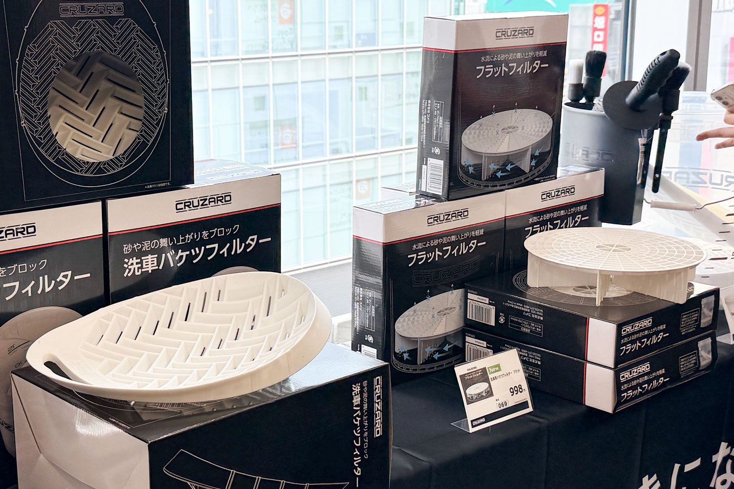 右奥にあるのが新商品のフラットフィルター　 998円（税込）
