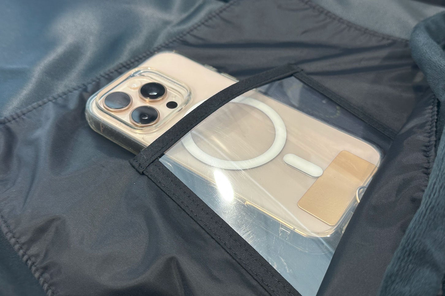 裏側にあるスマホポケットが便利です！