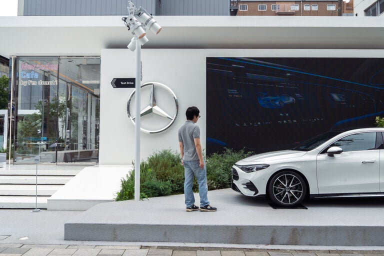 表参道にオープンした「Mercedes-Benz STUDIO TOKYO」は、「クルマ好き」と「カルチャー好き」が交差するPOP-UP——連載｜CCGとクルマでどうする？＜第15回＞