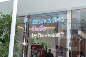 高級車の代名詞でもあるメルセデス・ベンツと、人気のドーナツ専門店「I'm donut？」がコラボ。特に若い世代や表参道を訪れる人たちに気軽に立ち寄ってもらいたいという想いから、今回のコラボレーションが生まれたんだって。