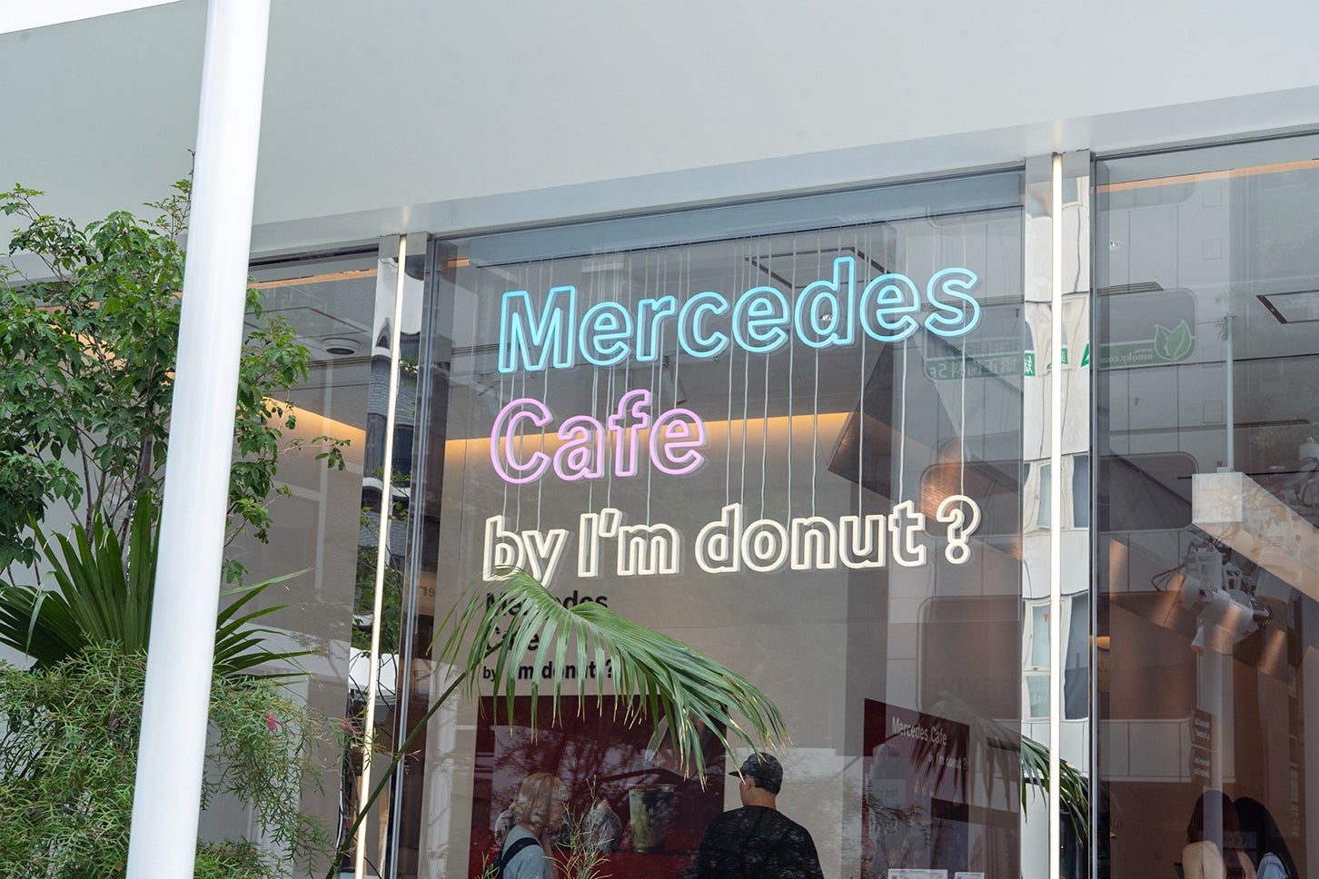 高級車の代名詞でもあるメルセデス・ベンツと、人気のドーナツ専門店「I'm donut？」がコラボ。特に若い世代や表参道を訪れる人たちに気軽に立ち寄ってもらいたいという想いから、今回のコラボレーションが生まれたんだって。