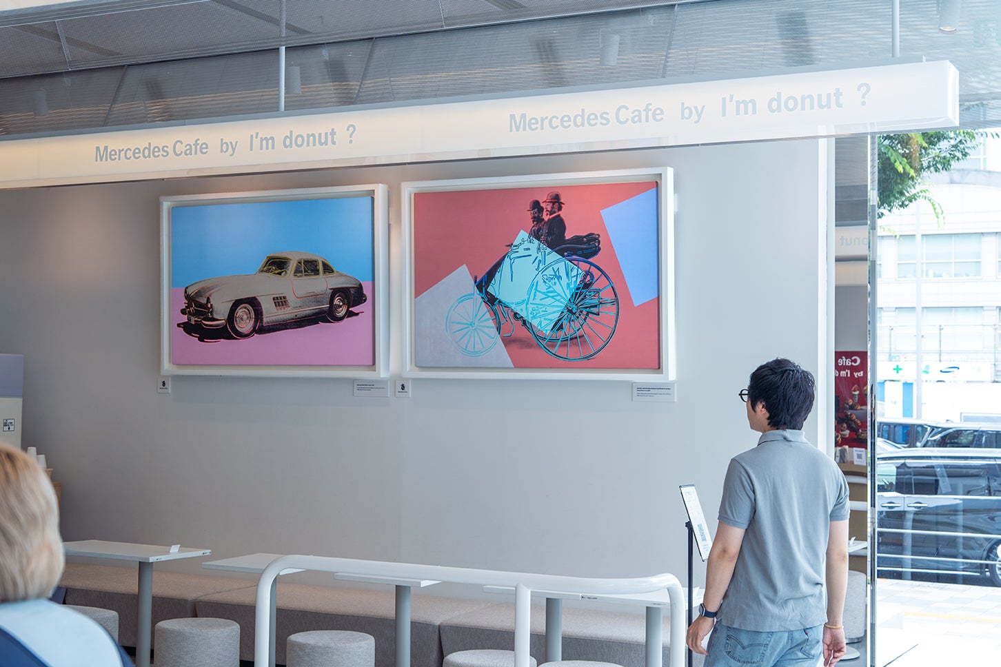 取材時は「メルセデス・ベンツ・アート・コレクション」が所蔵するアンディ・ウォーホルの「Cars」シリーズから、貴重な2作品が特別展示されていた。アートとクルマをつなぐウォーホルの作品が、「メルセデスの交差点」をコンセプトにしたこの空間に彩りを添えている。（現在は次回展示に向けて準備中）