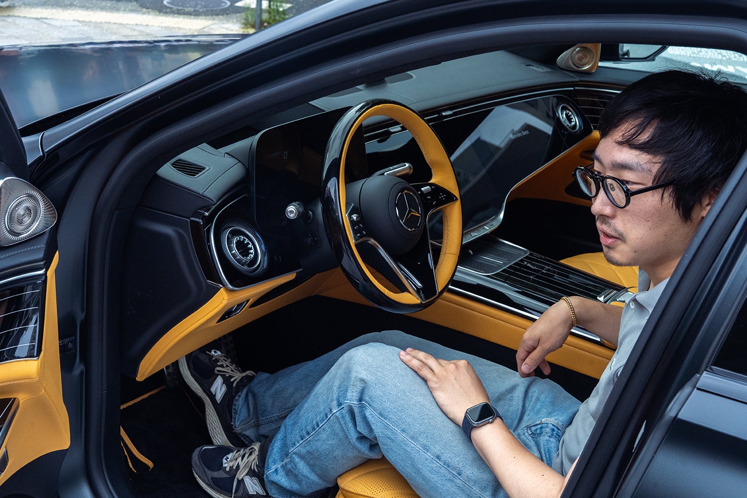 展示中の新型Sクラスにも乗車。ディーラーのような緊張感がなく気軽に体験できるのも、「Mercedes-Benz STUDIO TOKYO」の魅力だ。