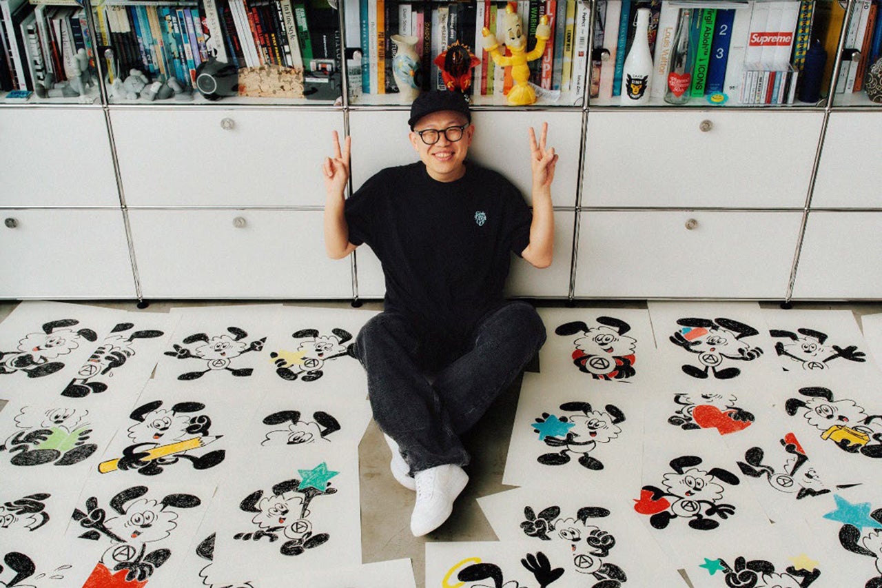 VERDY（ヴェルディ）｜1987年生まれ、大阪府出身。VK DESIGN WORKS所属のグラフィックアーティスト。独自のタイポグラフィやキャラクターデザインを軸に、東京のストリートカルチャーを代表する存在として国内外で注目を集めている。自身のプロジェクトである「Girls Don’t Cry」や「Wasted Youth」をはじめ、オリジナルキャラクター「Vick」、「Visty」などでも知られる。これまでにファッション、スポーツ、音楽、アート、エンターテインメントを横断する幅広いコラボレーションを手掛けてきた。近年も活動の幅をさらに広げており、2026年4月から、韓国・ソウルの LOTTE Museum of Art にて、自身初となる美術館個展「VERDY: I Believe in Me」を開催。グラフィックやキャラクター、タイポグラフィを起点とした表現を、ドローイングや大型立体作品を含む美術館空間へと拡張している。