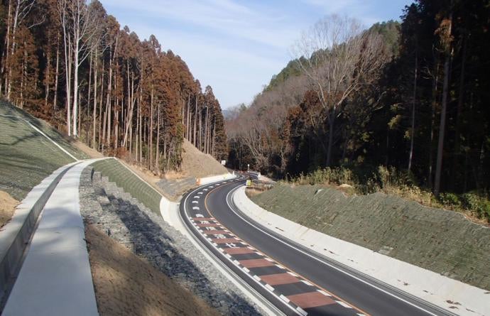 亀岡市の国道423号で整備中の「法貴バイパス」。2026年3月に南半分が完成した