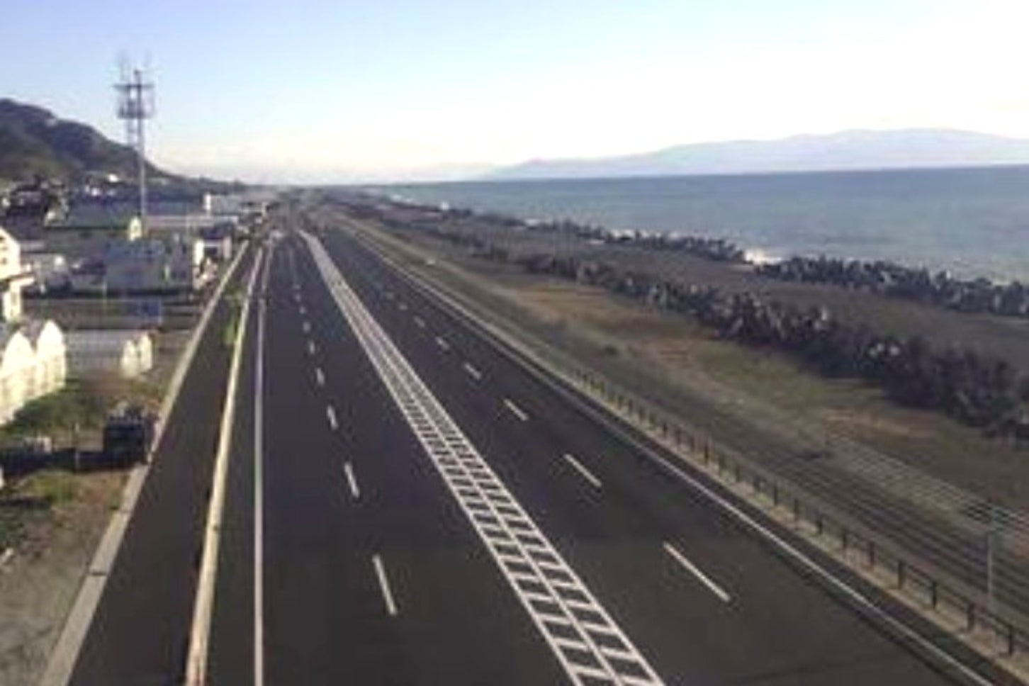 日本平南側の海岸線沿いを走る国道150号。4車線化の最終段階だ
