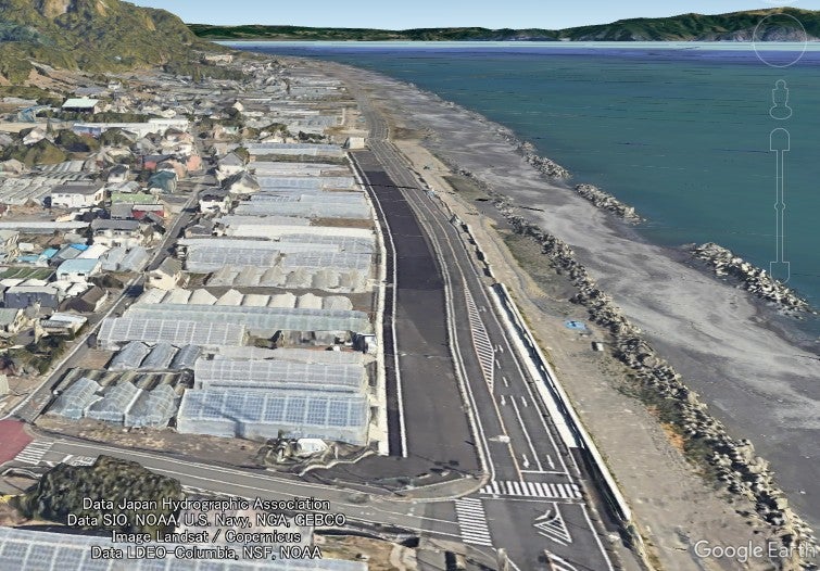 日本平南側の海岸線沿いを走る国道150号。4車線化の最終段階だ（Google Earthより）