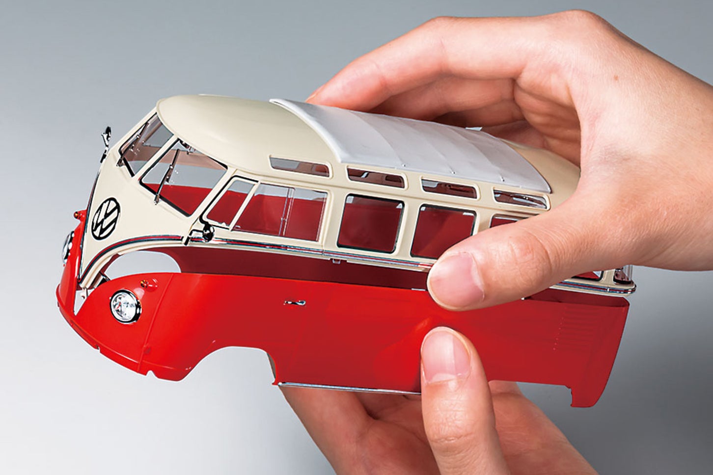 車体は実車の色分け部分で上下2パーツに分割。パズル感覚でカチッとはめこめば、特徴的な2トーンカラーのボディが手軽に仕上がる。