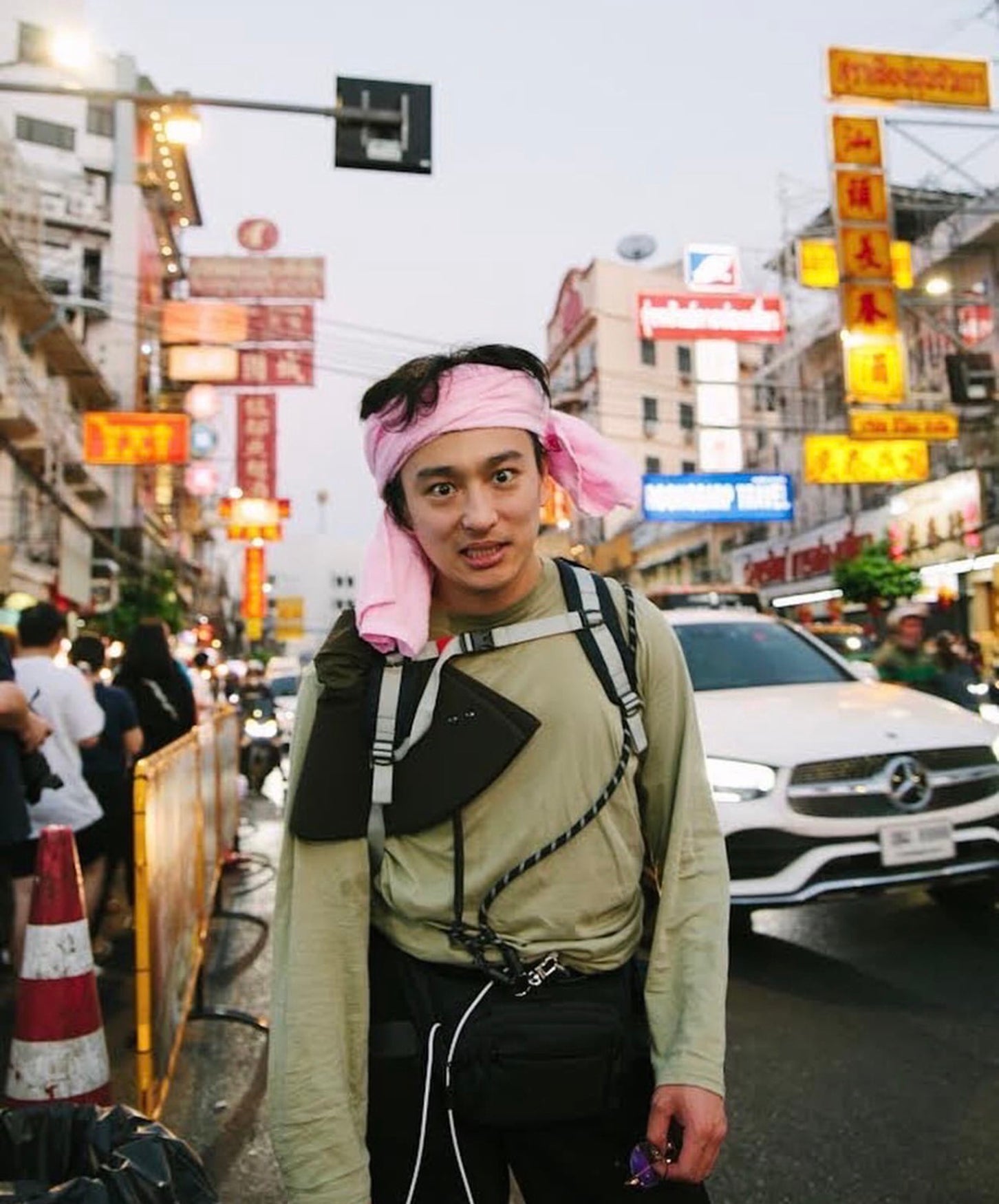 この写真は、古舘佑太郎がアジア10カ国をめぐった旅の記録を綴った『カトマンズに飛ばされて 旅嫌いな僕のアジア10カ国激闘日記』の表紙に採用された一枚。旅が苦手な彼が、異文化のなかで出会った人や出来事を、ときに笑い、ときに戸惑いながら描いた一冊だ。今回の47都道府県ツアーにも通じる、古舘佑太郎の「旅すること」の原点が詰まっている。全国を巡る新たな旅で、彼はどんな景色や出会いに遭遇し、どんな新境地を見いだすのだろうか。