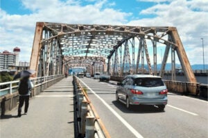 国道171号が桂川を渡る「久世橋」。京都市中心部への中心ルートで混雑している。