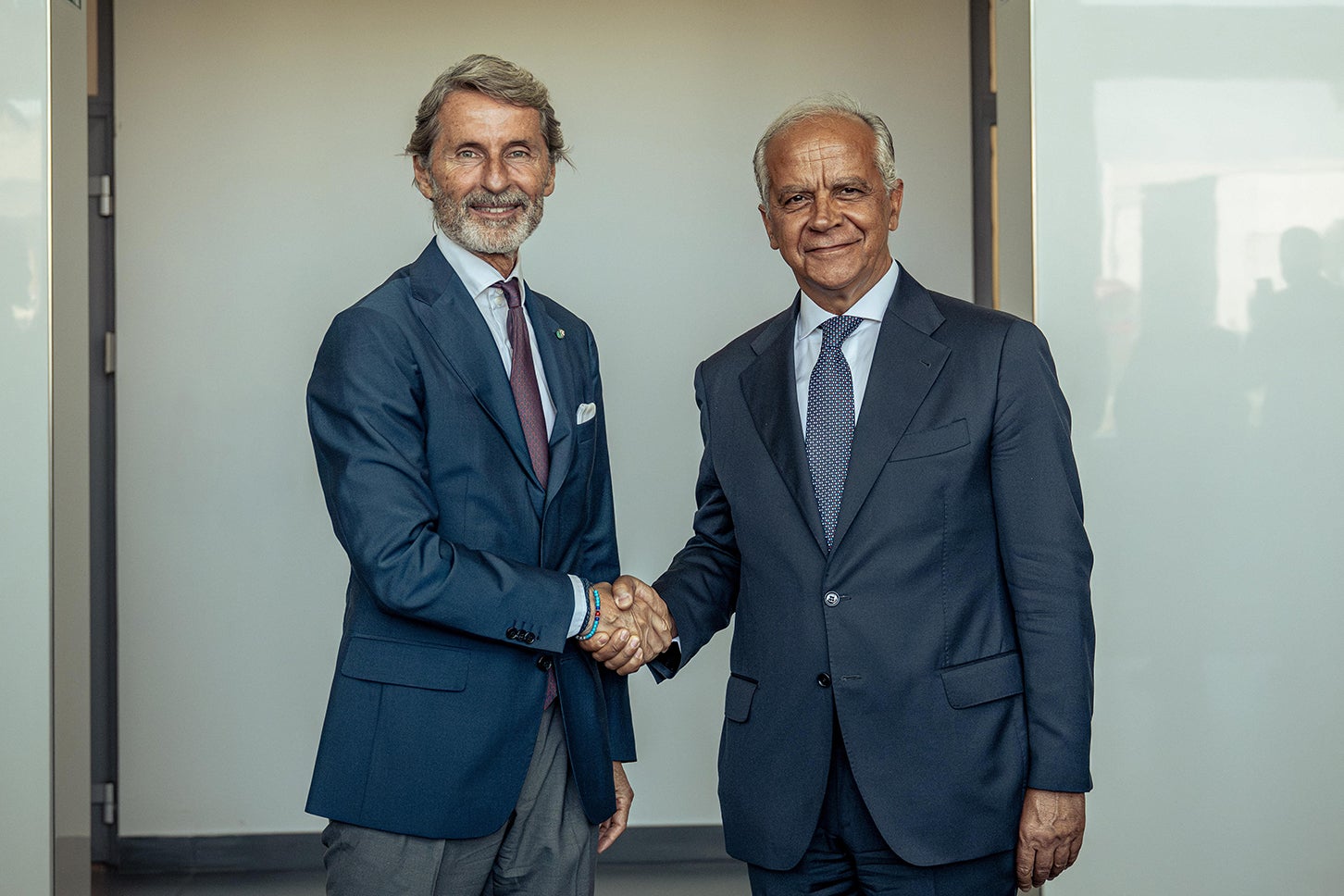 ランボルギーニ・テメラリオ・ポリツィア｜写真左からランボルギーニのステファン・ヴィンケルマンCEO、イタリアのマッテオ・ピアンテドージ内務大臣