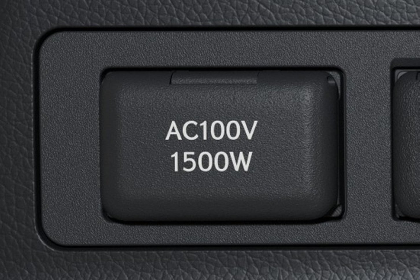 トヨタ・ランドクルーザー300（ハイブリッド車）｜アクセサリーコンセント（AC100V・1500W／非常時給電システム付）