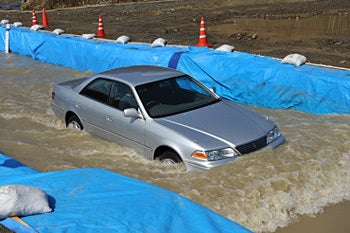JAFユーザーテストにて、水深30cmを時速10kmで走行したセダンの様子。