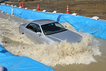 JAFユーザーテストにて、水深30cmを時速30kmで走行したセダンの様子。