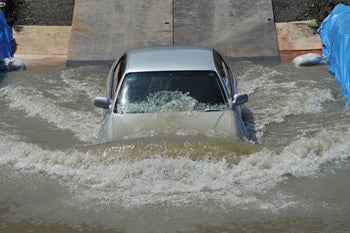 JAFユーザーテストにて、水深60cmを時速10kmで走行したセダンの様子。