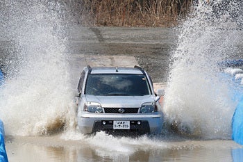 JAFユーザーテストにて、水深30cmを時速10kmで走行したSUVの様子。