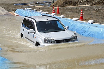 JAFユーザーテストにて、水深60cmを時速10kmで走行したSUVの様子。