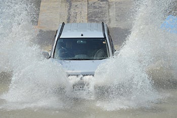 JAFユーザーテストにて、水深60cmを時速30kmで走行したSUVの様子。
