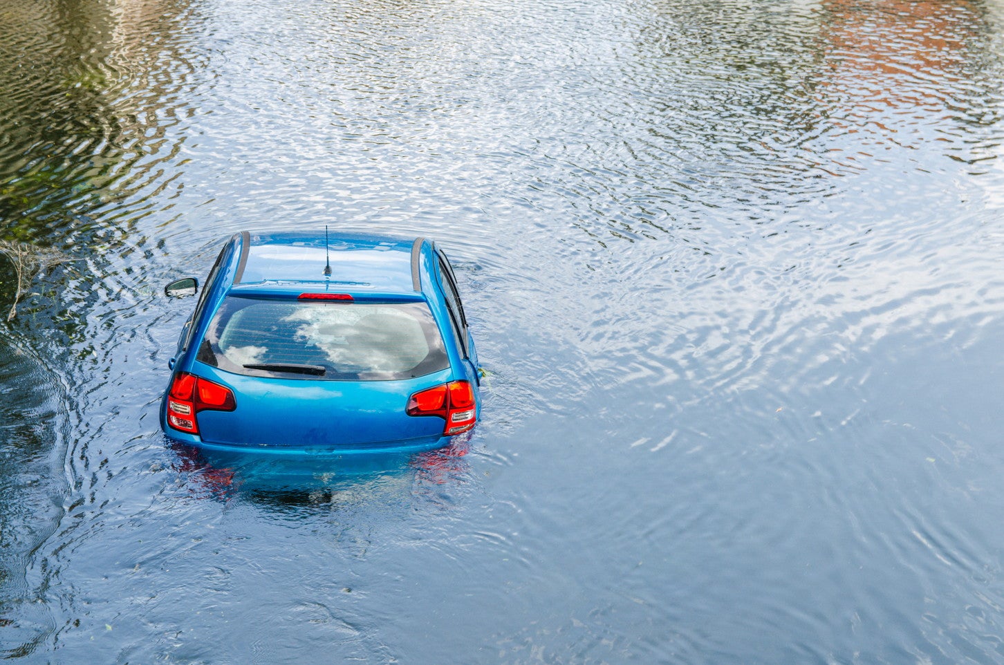 水没したクルマ。(c)Aliaksandr – stock.adobe.com